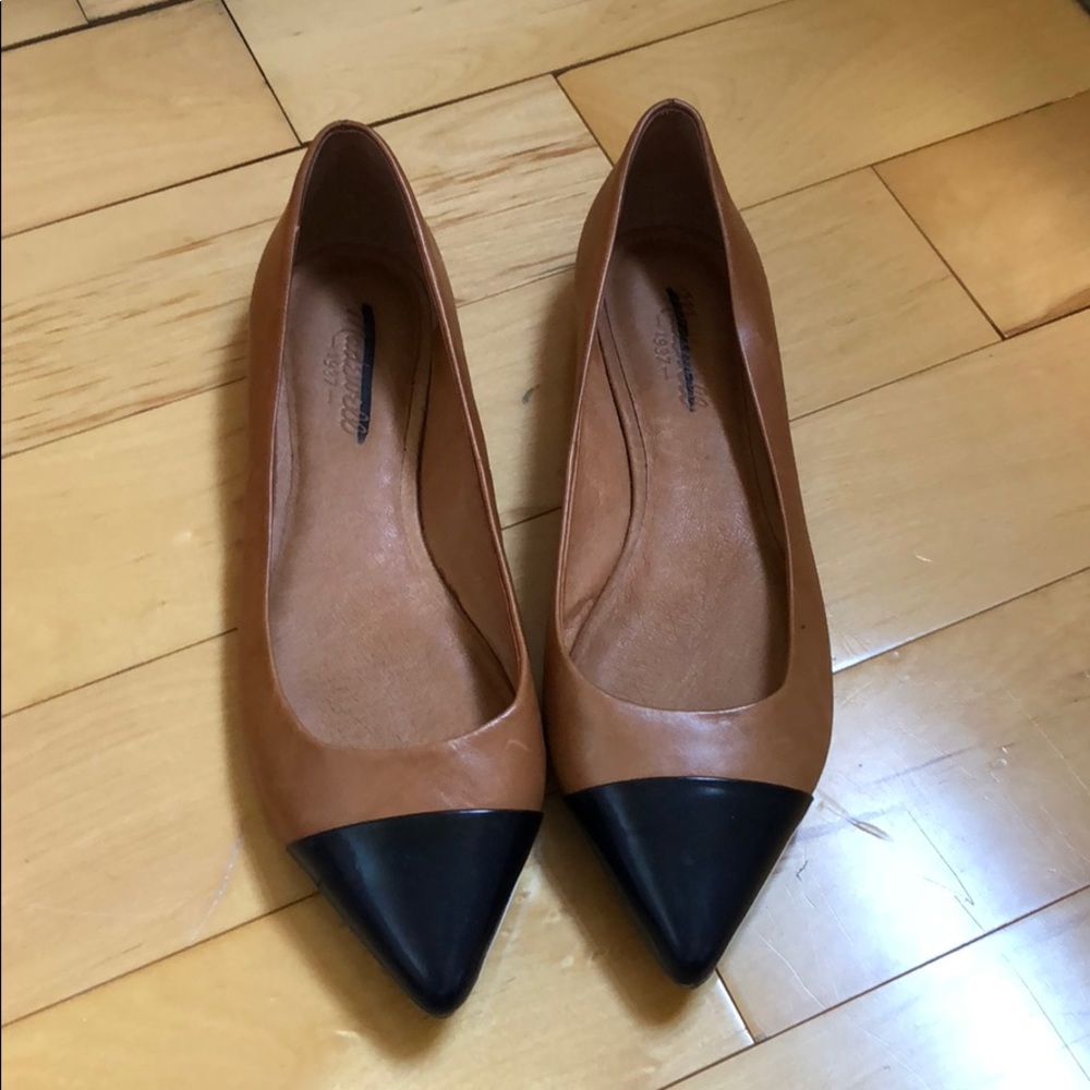 Madewell pointy toe camel flats with navy toe Sz 9